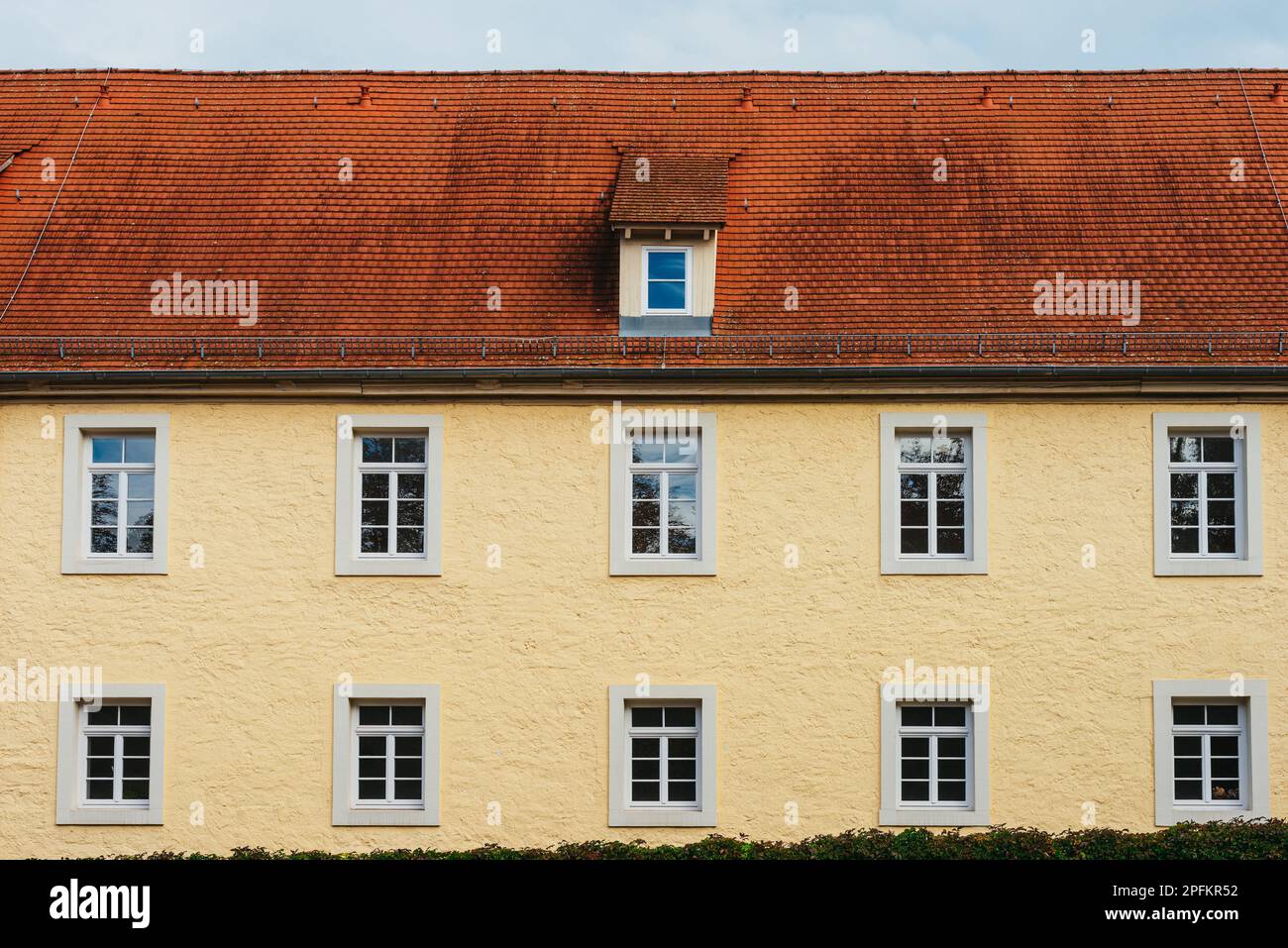 Fassade eines historischen deutschen gelben Hauses, Deutschland, Europa. Traditionelles Haus in der kleinen europäischen Stadt. europäisches Haus deutschland gelbes Haus Stockfoto