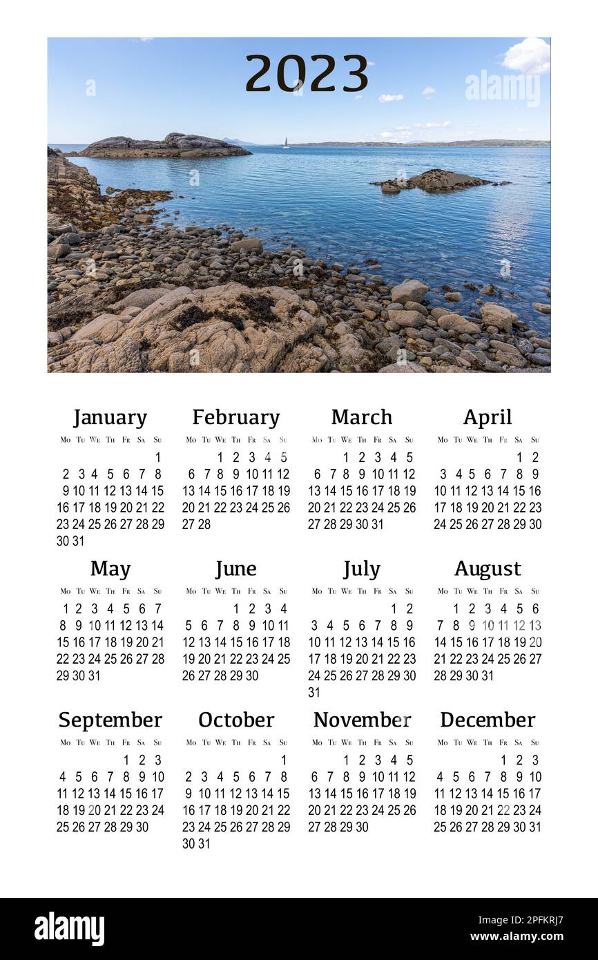 Kalender für 2023 auf weißem Hintergrund zum Drucken. Schottland, Großbritannien. Wunderschöne Berglandschaft. Stockfoto