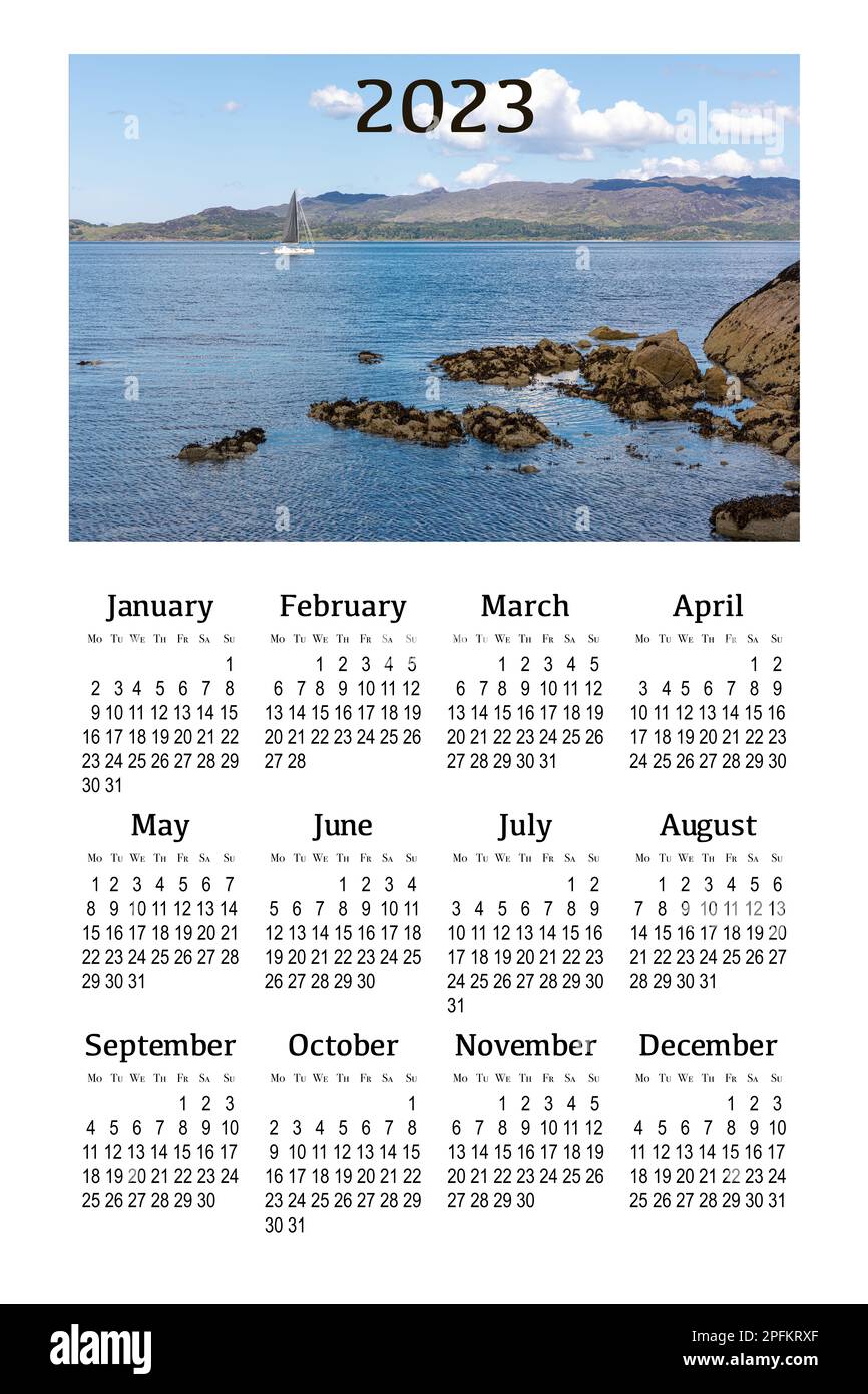 Kalender für 2023 auf weißem Hintergrund zum Drucken. Schottland, Großbritannien. Wunderschöne Berglandschaft. Stockfoto