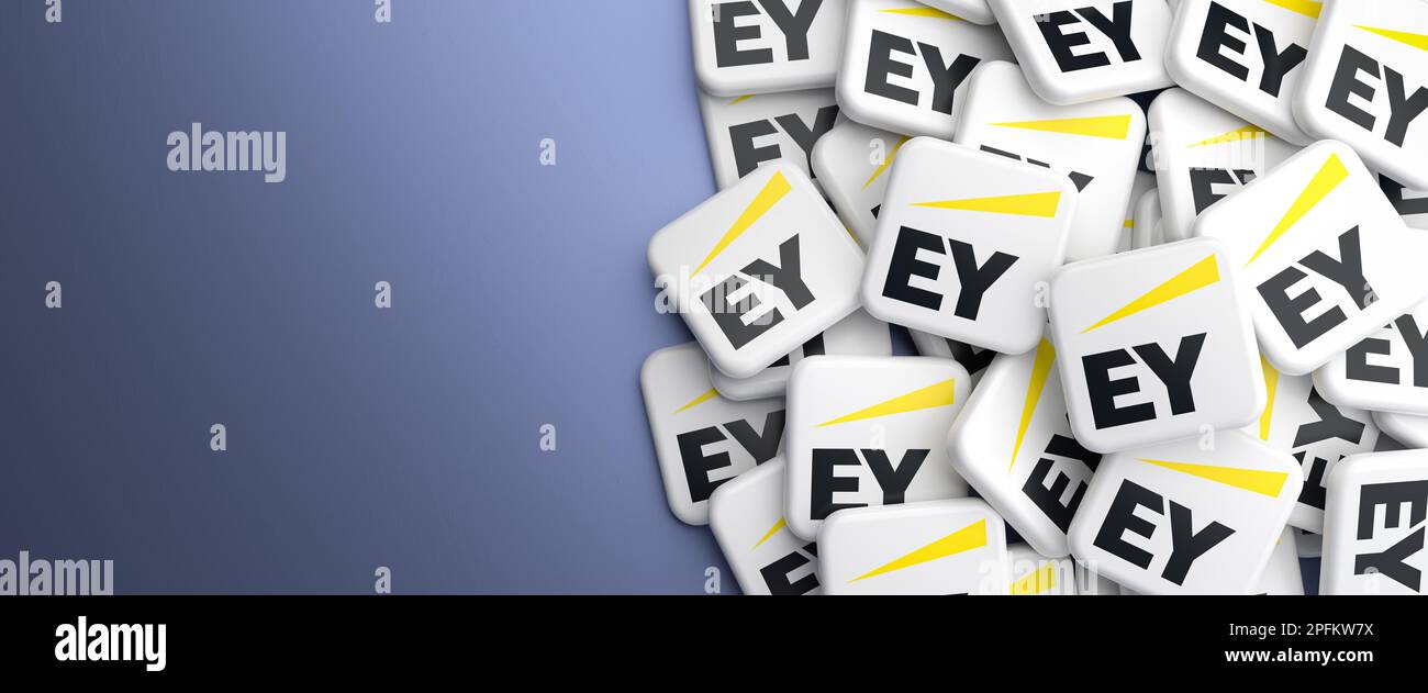 Logos der Wirtschaftsprüfungsgesellschaft Ernst & Young EY auf einem Haufen auf einem Tisch. Webbannerformat Stockfoto
