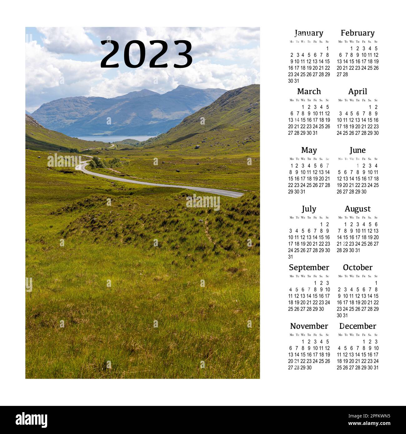 Kalender für 2023 auf weißem Hintergrund zum Drucken. Schottland, Großbritannien. Wunderschöne Berglandschaft. Stockfoto