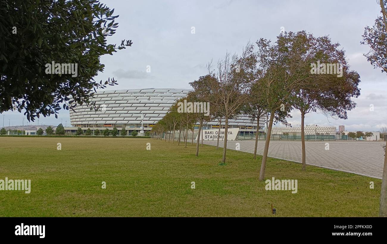 Blick auf das Olympiastadion durch die Bäume, Baku, Aserbaidschan Stockfoto