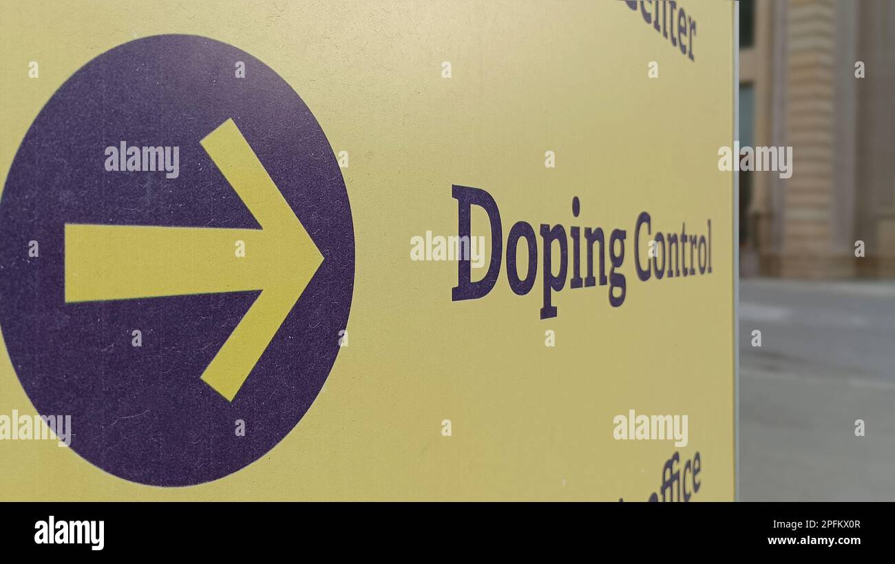 Ein auf der Navigationssäule aufgedruckter Pfeil zeigt auf das Dopingkontrolllabor für Sportler Stockfoto
