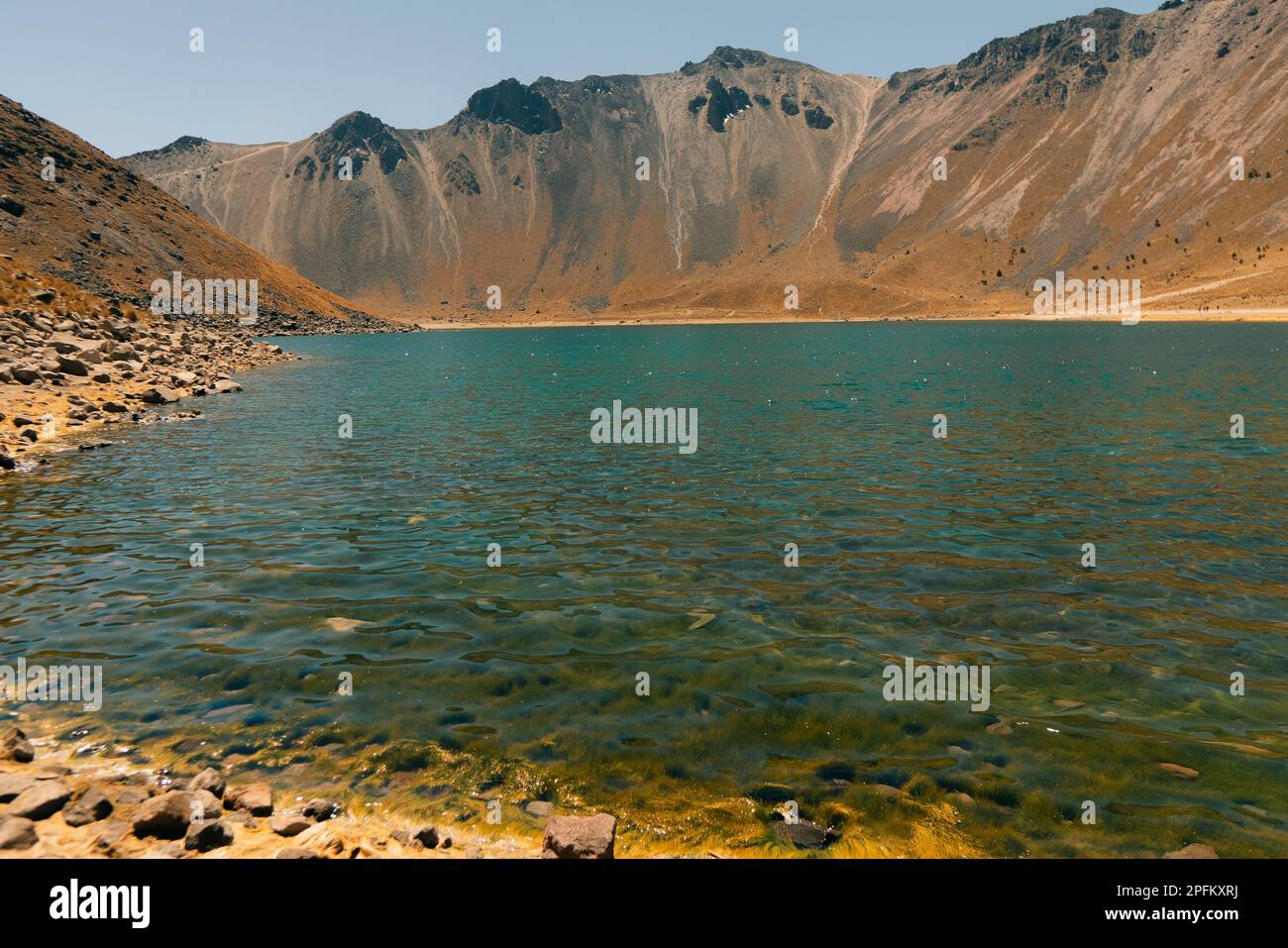 Sehen Sie das Innere des Nationalparks Vulkan Nevado de Toluca mit Seen im Inneren des Kraters. Landschaft in der Nähe von Mexiko-Stadt. Hochwertiges Foto Stockfoto