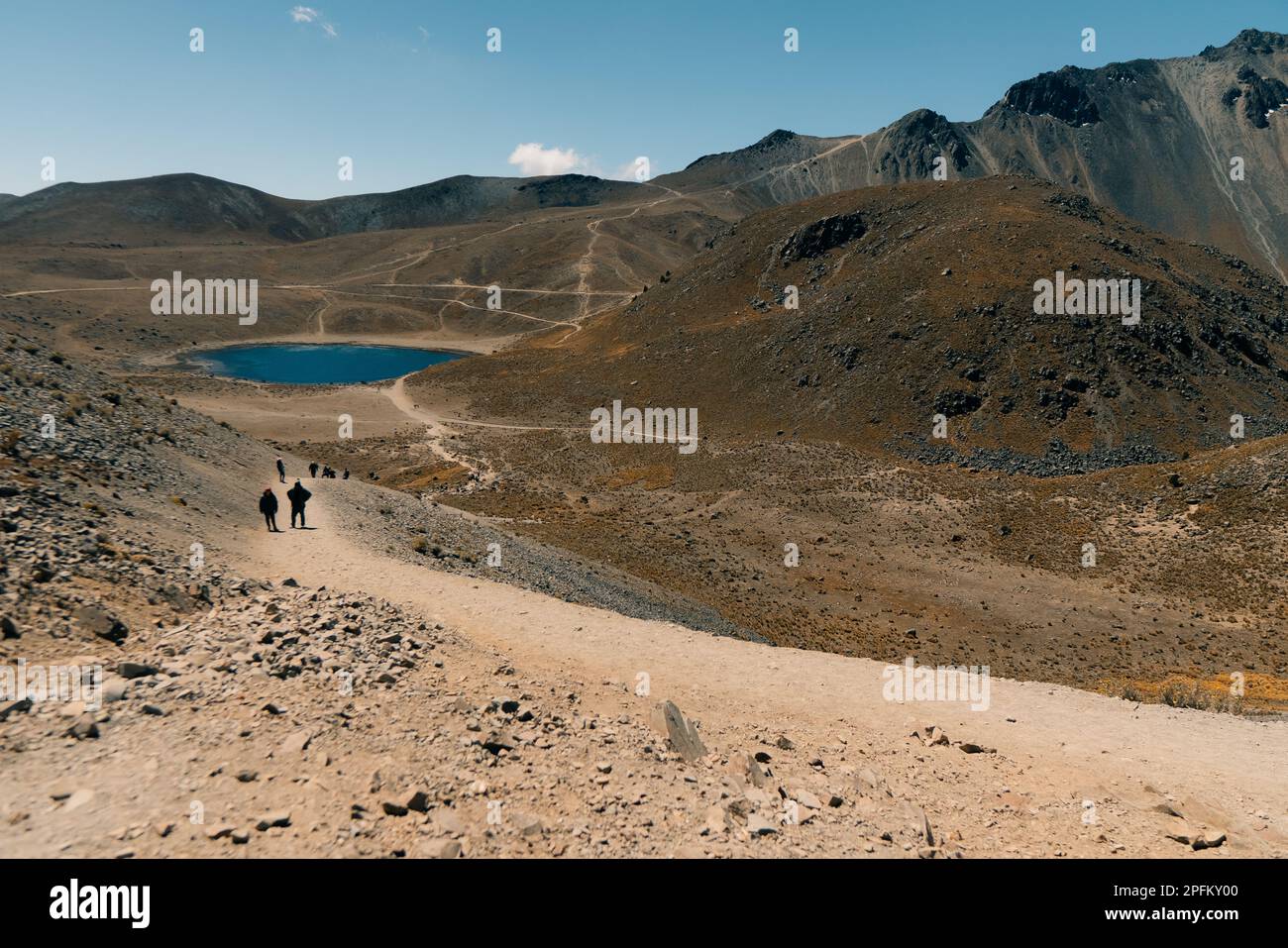 Sehen Sie das Innere des Nationalparks Vulkan Nevado de Toluca mit Seen im Inneren des Kraters. Landschaft in der Nähe von Mexiko-Stadt. Hochwertiges Foto Stockfoto