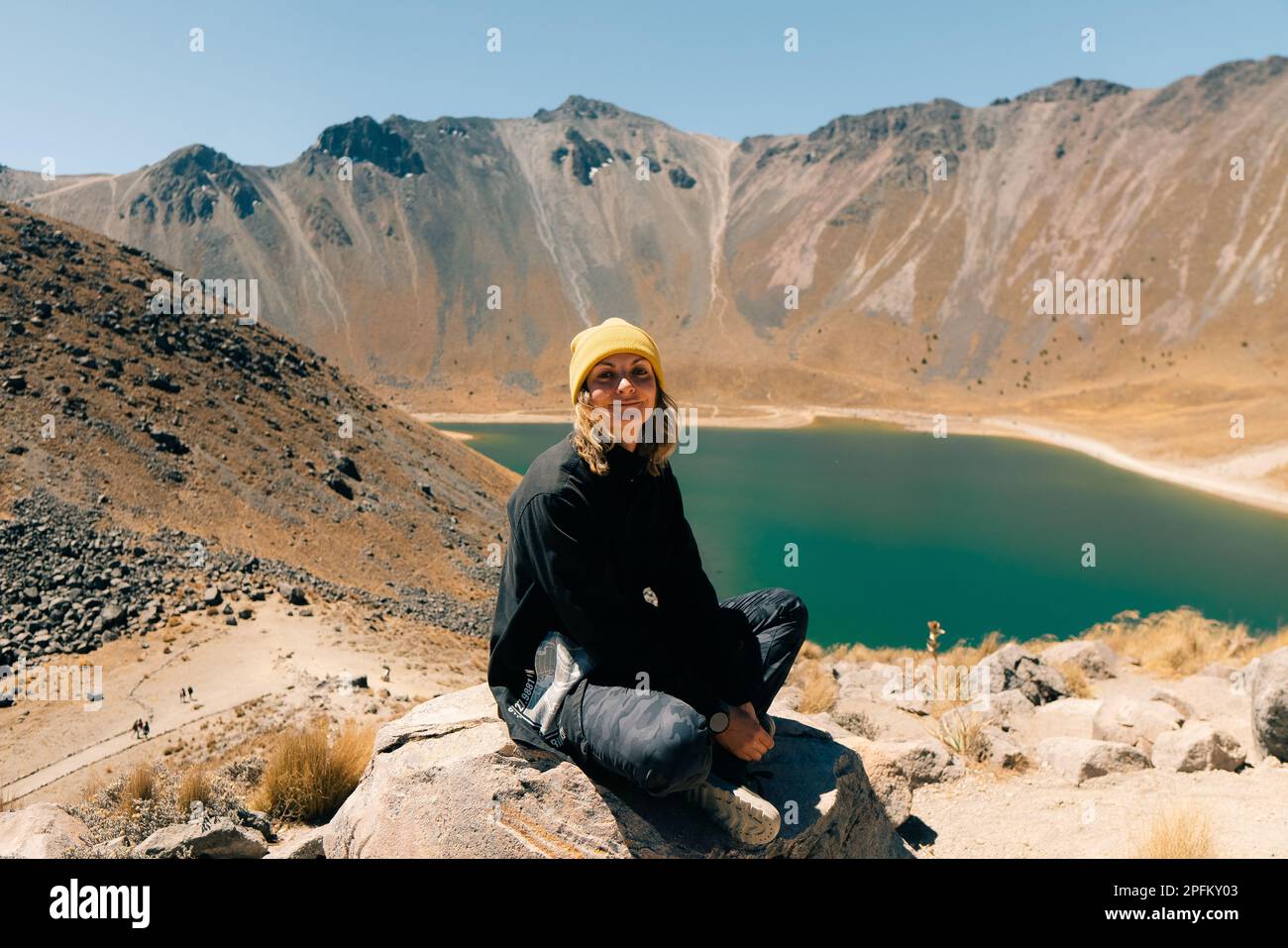 Sehen Sie das Innere des Nationalparks Vulkan Nevado de Toluca mit Seen im Inneren des Kraters. Landschaft in der Nähe von Mexiko-Stadt. Hochwertiges Foto Stockfoto