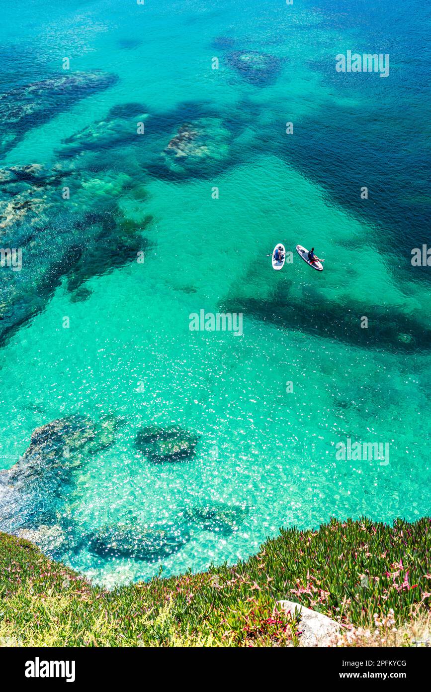 Leute auf Padelboards, Piskies Cove, South West Coast Path, Penzance, Cornwall, England Stockfoto