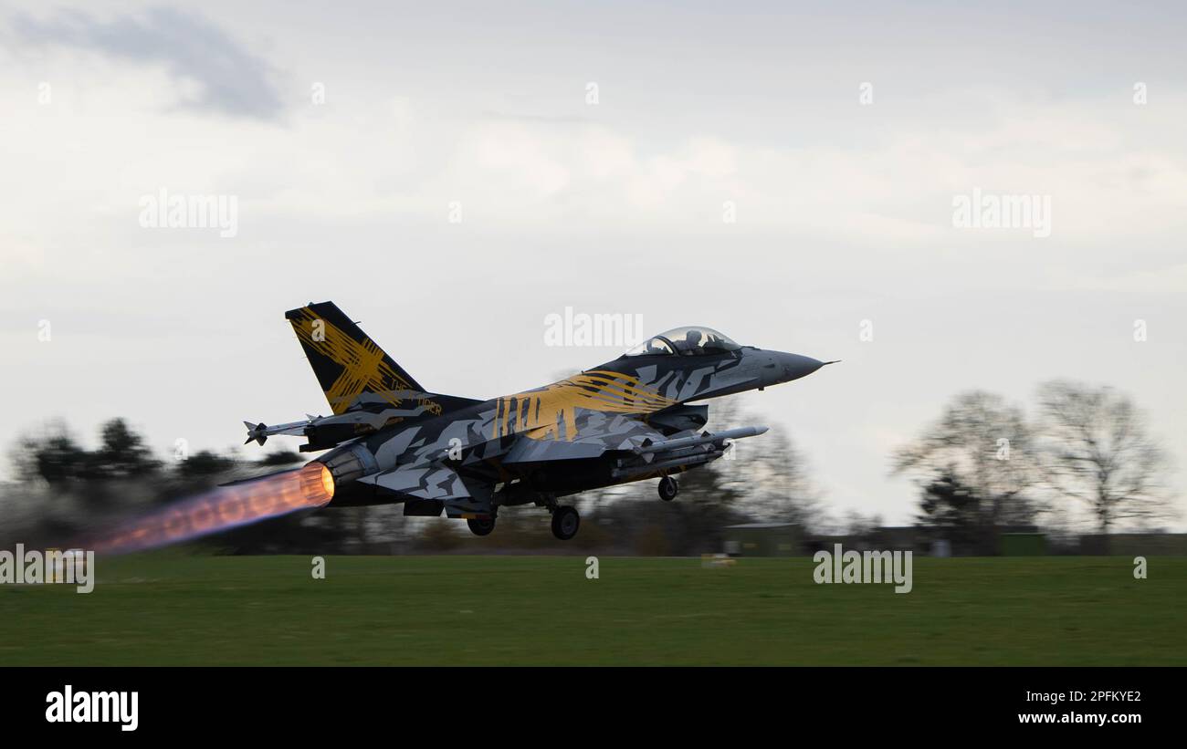 Eine belgische Air Force F-16 Fighting Falcon startet in Royal Air Force Waddington, England, vor einer Trainingsmission für die Übung Cobra Warrior, 23-1. März 14, 2023. Cobra Warrior bietet allen teilnehmenden Ländern wertvolle Möglichkeiten, taktische Interoperabilitätsfähigkeiten mit Partnern, Flugbesatzungen und unterstützenden Elementen innerhalb einer kombinierten Luftbetriebsumgebung zu entwickeln. (USA Air Force Foto von Airman 1. Class Austin Salazar) Flügel. Stockfoto