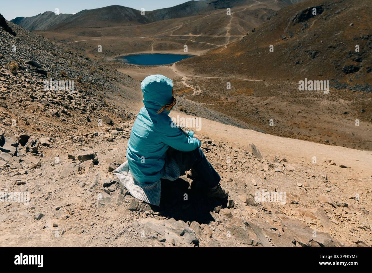 Sehen Sie das Innere des Nationalparks Vulkan Nevado de Toluca mit Seen im Inneren des Kraters. Landschaft in der Nähe von Mexiko-Stadt. Hochwertiges Foto Stockfoto