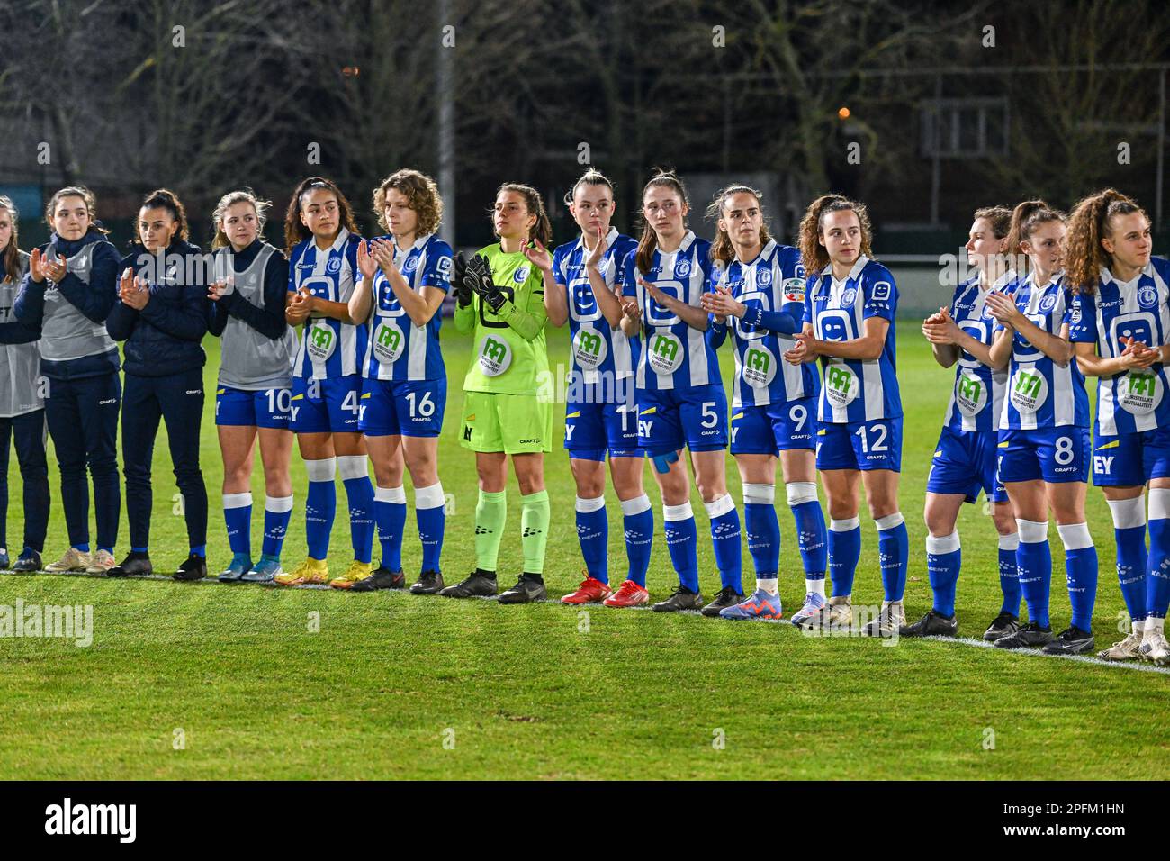 Team Gent während einer Schweigeminute und Respekt vor einem Fußballspiel zwischen AA Gent Ladies und Standard Femina de Liege am ersten Spieltag in Play-off 1 der Saison 2022 - 2023 der belgischen Lotto Womens Super League, Am Freitag , den 17 . März 2023 in Oostakker , BELGIEN . FOTO SPORTPIX | Stijn Audooren Kredit: Sportpix/Alamy Live News Stockfoto