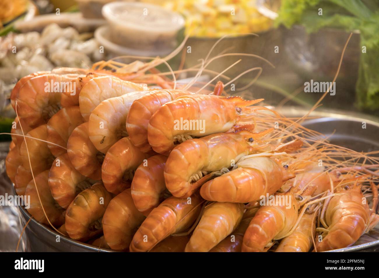 Köstliche gedünstete Garnelen oder Garnelen im Street Market Food Court in Bangkok Stockfoto