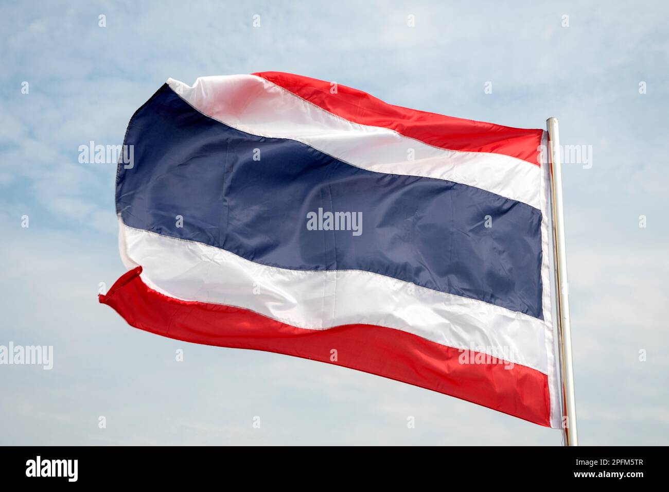 Die thailändische Flagge weht im Wind mit dem wunderschönen blauen Himmel in Bangkok Stockfoto