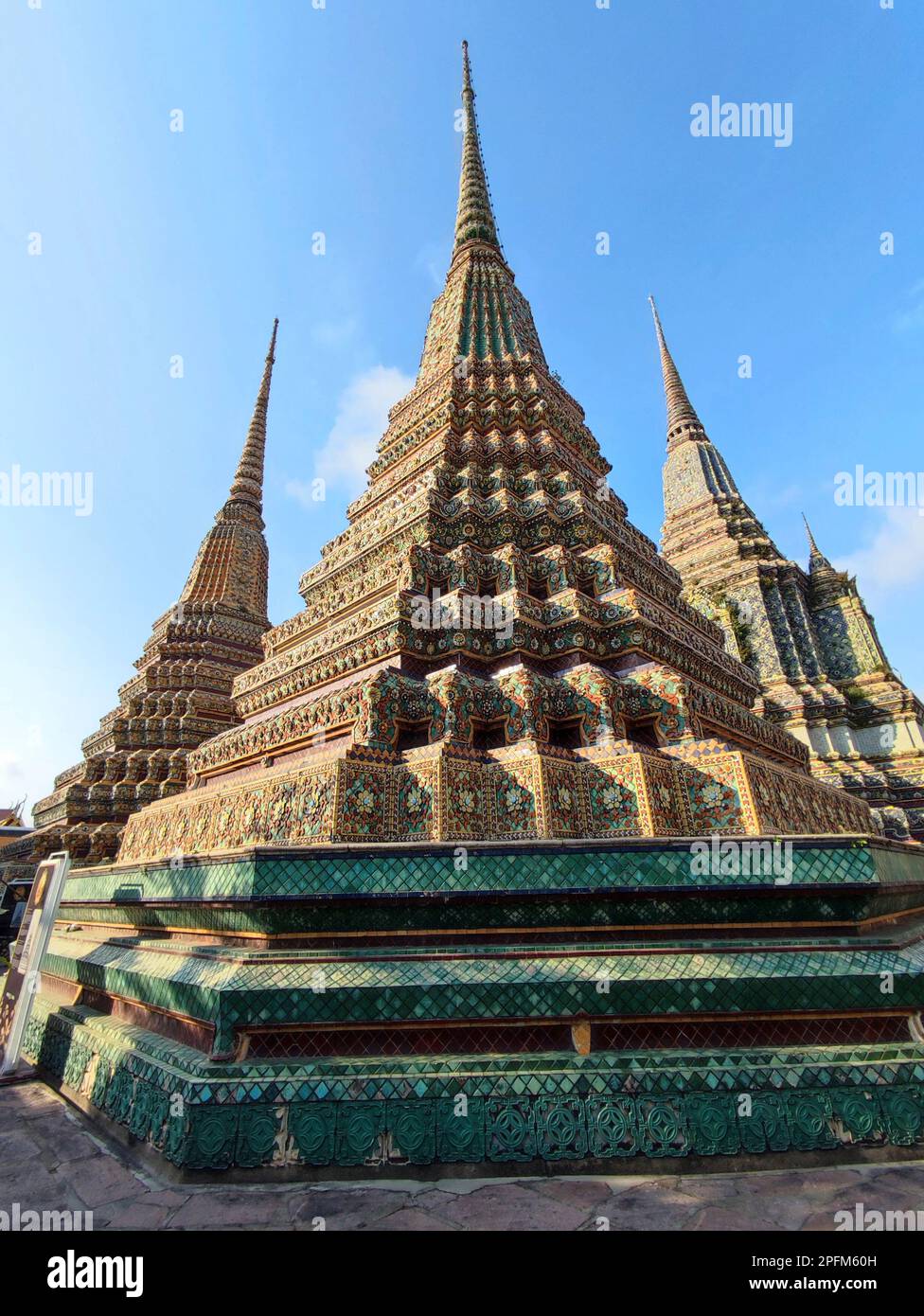 Phra Maha Chedi Si Rajakarn und seine atemberaubende Stupa in Wat Pho, Bangkok. Diese Stupas wurden zu Ehren der geschaffen Stockfoto
