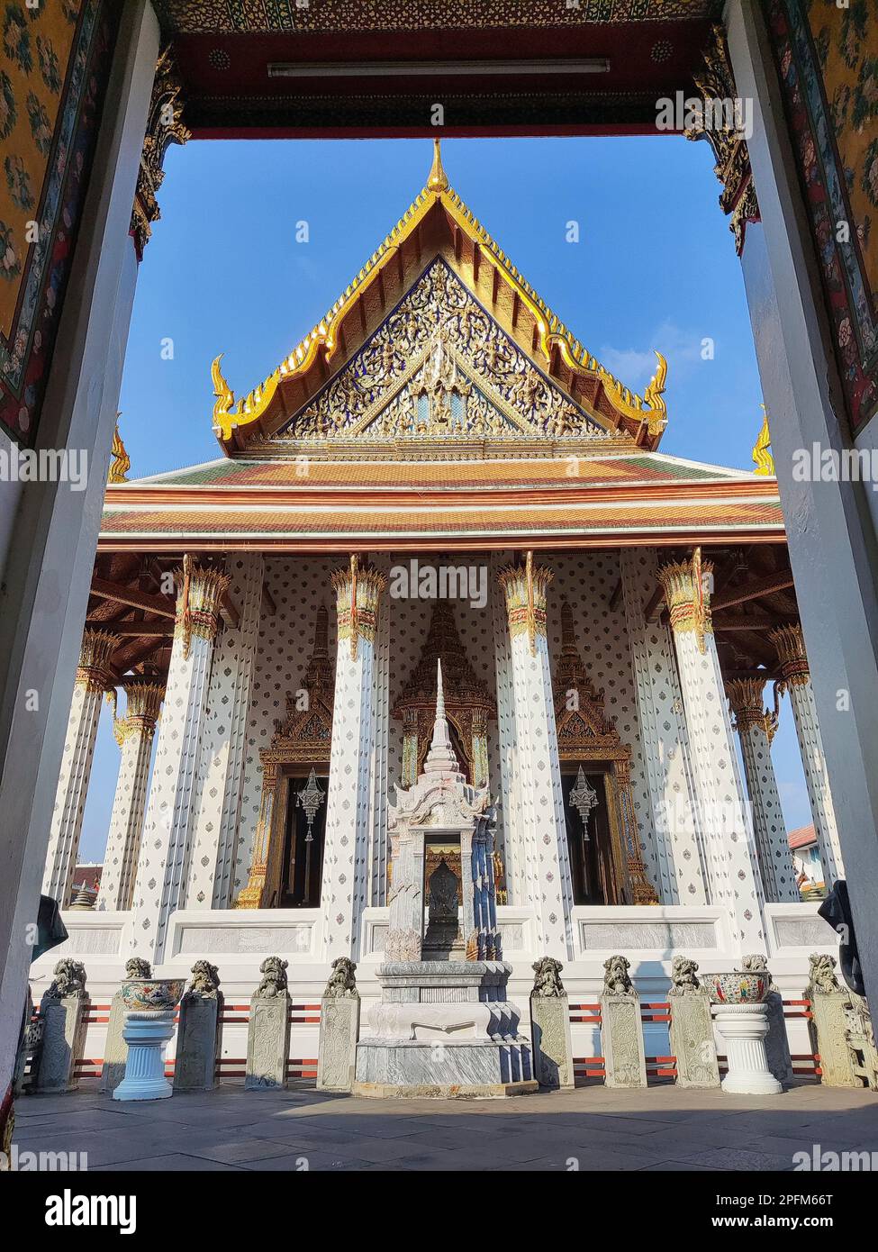 Blick auf die Ordnungshalle in Wat Arun. Die Ubosot- oder Ordnungshalle beherbergt das wichtigste Buddha-Bild des Wat Arun Stockfoto
