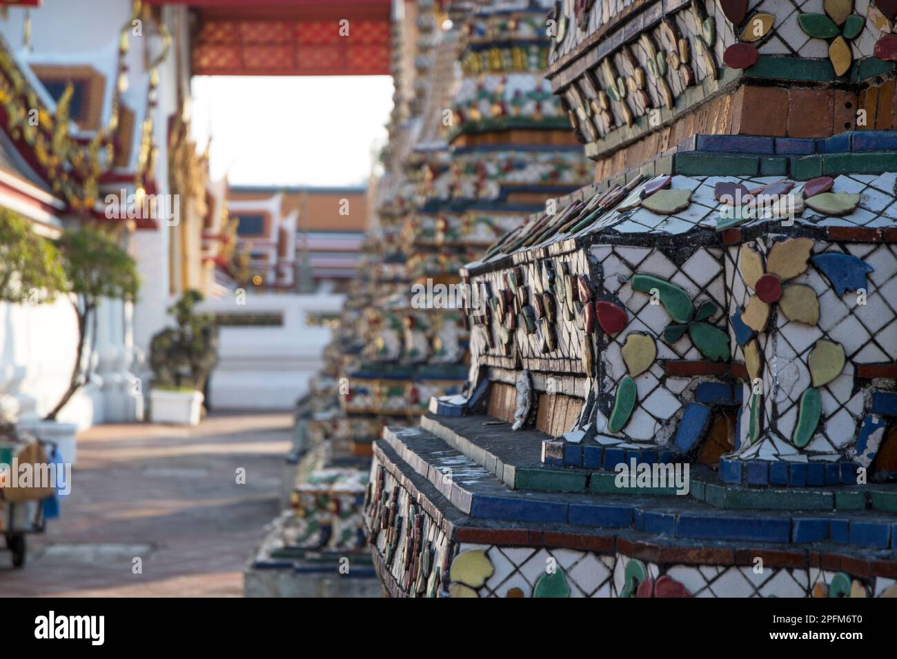 Wunderschöne Fliesendekoration im Wat Pho, Bangkok. Es ist einer der ältesten und größten Tempel in Bangkok mit dem berühmten liegenden Buddha Stockfoto