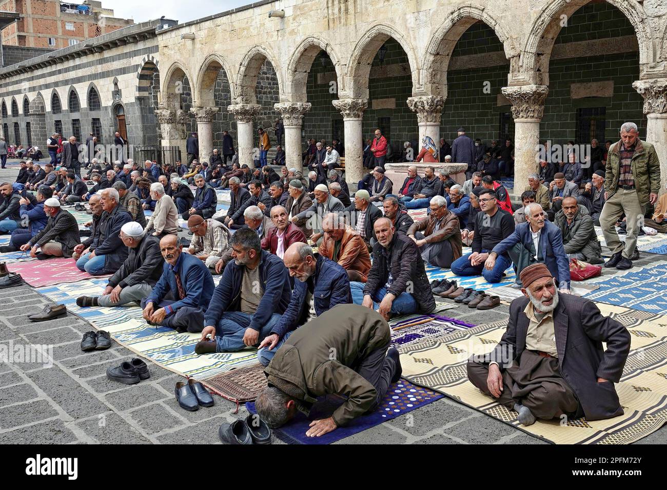 Diyarbakir, Türkei. 17. März 2023. Moslems werden im Garten der historischen Diyarbakir-Moschee gesehen, wie sie Mawlut lauschen und beten. (Kreditbild: © Mehmet Masum Suer/SOPA Images via ZUMA Press Wire) NUR REDAKTIONELLE VERWENDUNG! Nicht für den kommerziellen GEBRAUCH! Kredit: ZUMA Press, Inc./Alamy Live News Stockfoto