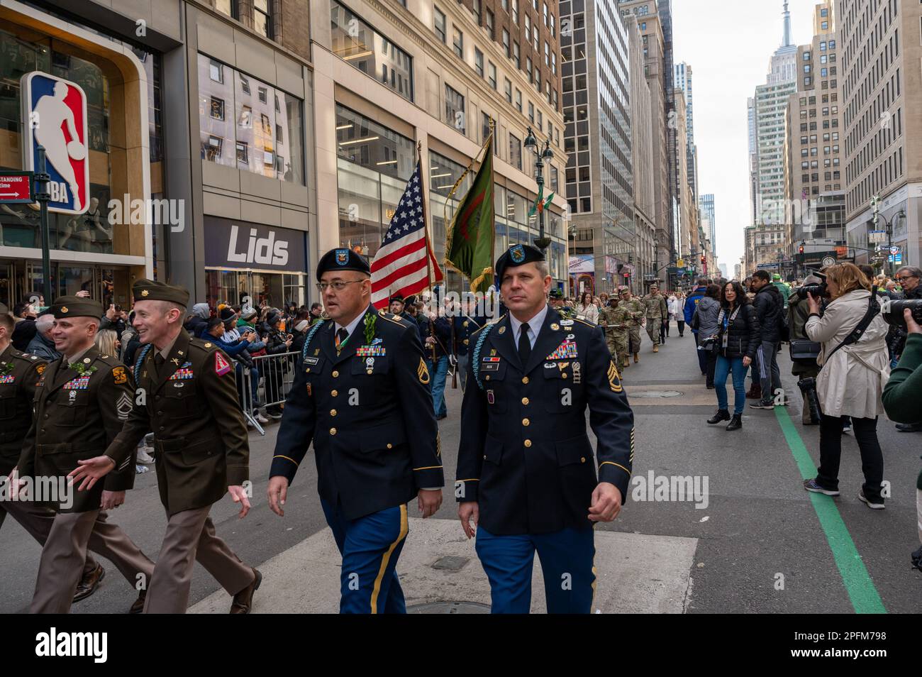 New York, USA. 17. März 2023. Mitglieder der US-Streitkräfte marschieren in New York City St. Patrick's Day Parade am 17. März 2023 in New York, New York St. Patrick's Day ist der Tag, an dem der Schutzpatron Irlands starb, erinnert an die Ankunft des Christentums in Irland und ist eine Feier der irischen Kultur und des irischen Kulturerbes. (Foto: Matthew Rodier/Sipa USA) Guthaben: SIPA USA/Alamy Live News Stockfoto