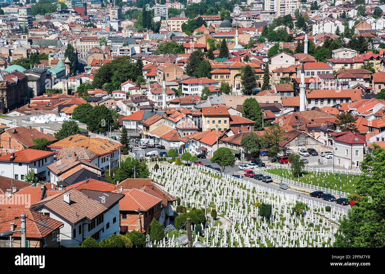 Ein Vorort von Sarajevo, Bosnien, umgibt einen Friedhof, auf dem Menschen begraben werden, die während der Belagerung von 1992-96 starben. Stockfoto