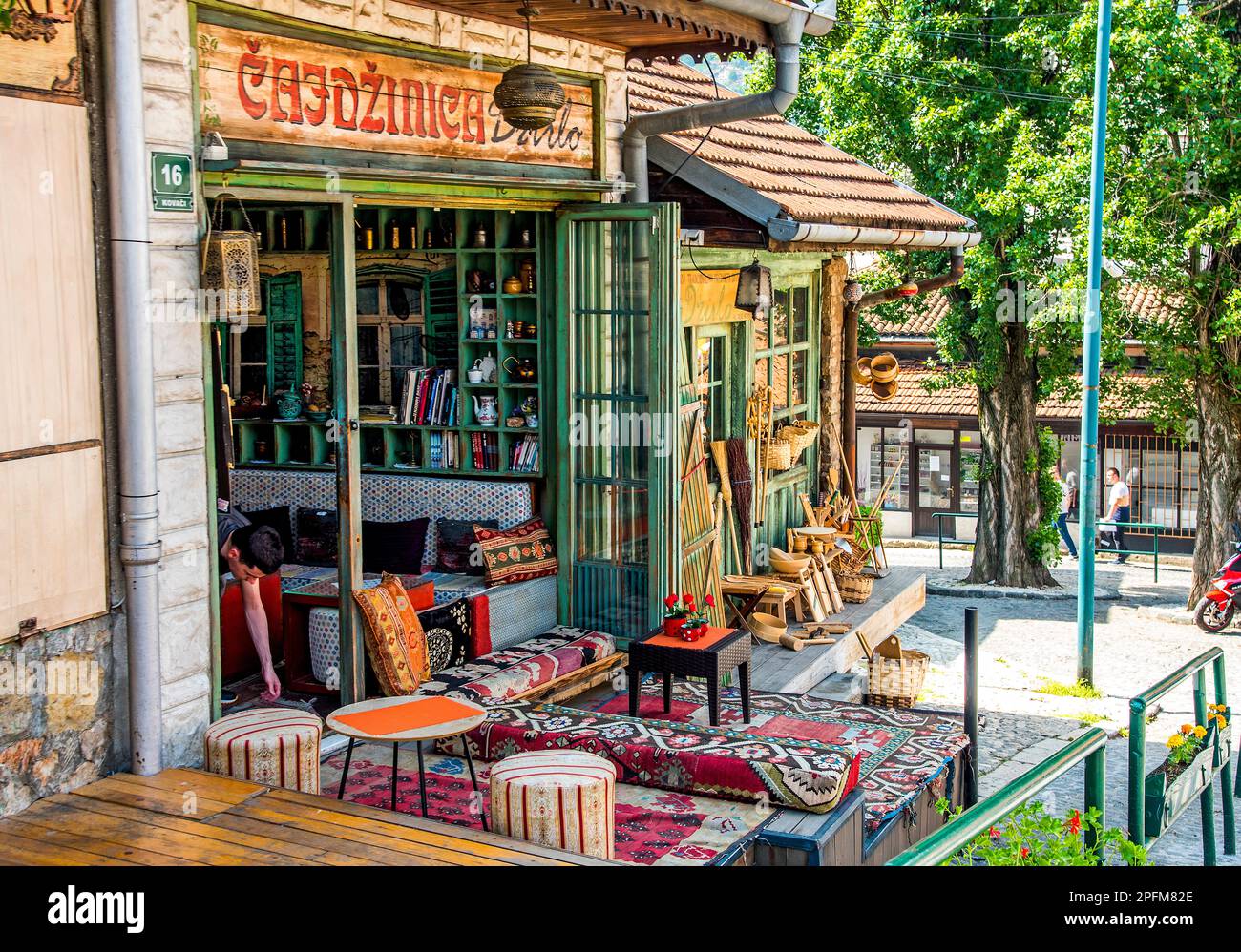 Ein Café in einer ruhigen Ecke von Sarajevo, Bosnien Stockfoto