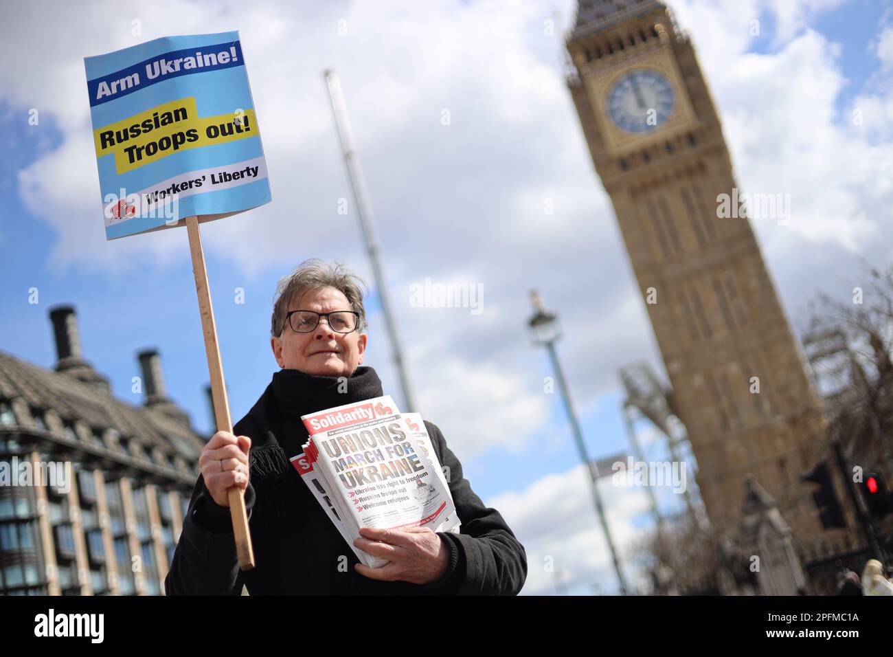 Westminster, London, Großbritannien - Ein Protestteilnehmer nimmt an einem von britischen Gewerkschaften organisierten marsch Teil, um die russische Invasion der Ukraine am 9. April 2022 anzuprangern. Stockfoto
