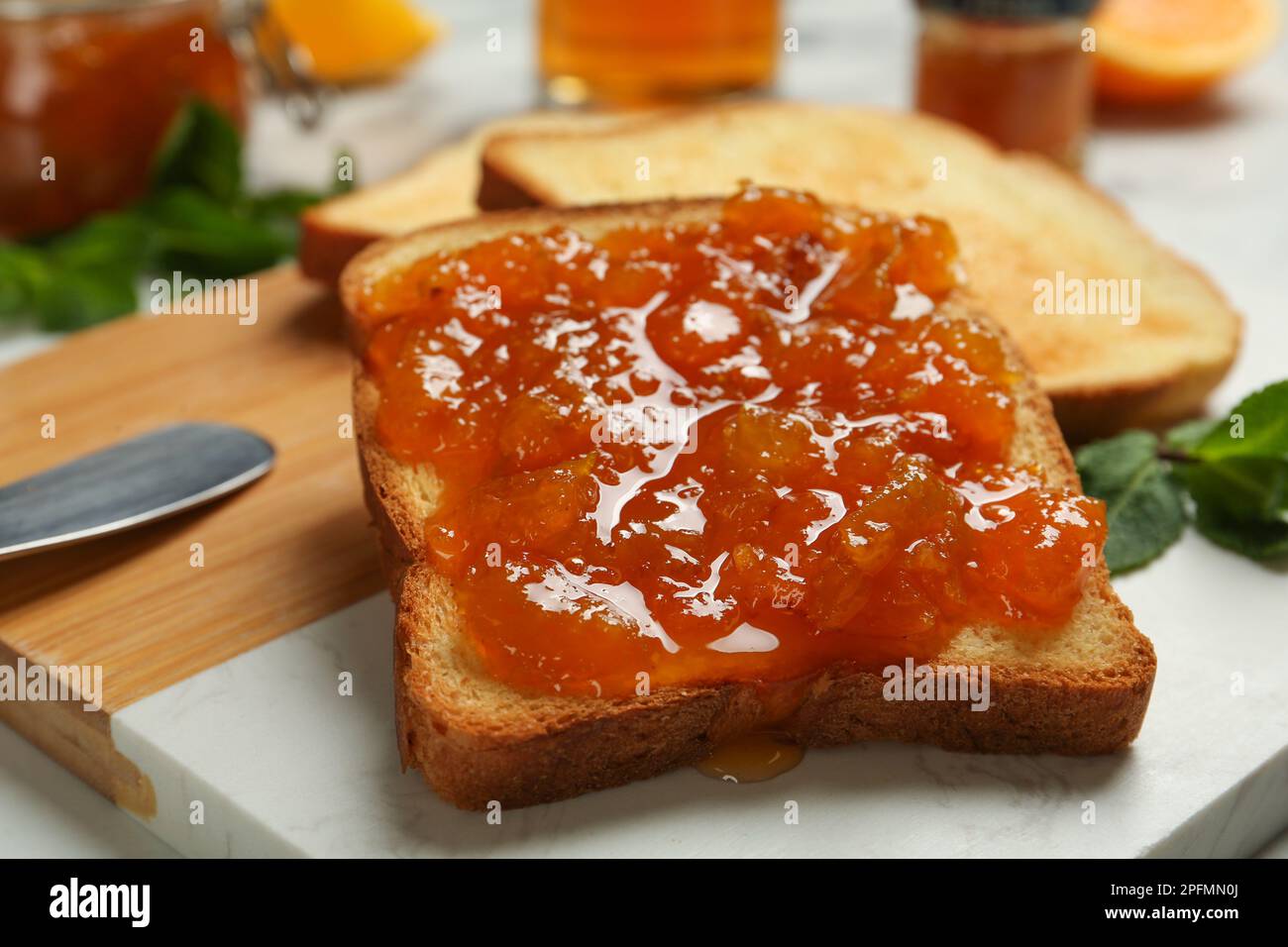 Köstliche Toasts mit Marmelade an Bord, Nahaufnahme Stockfoto