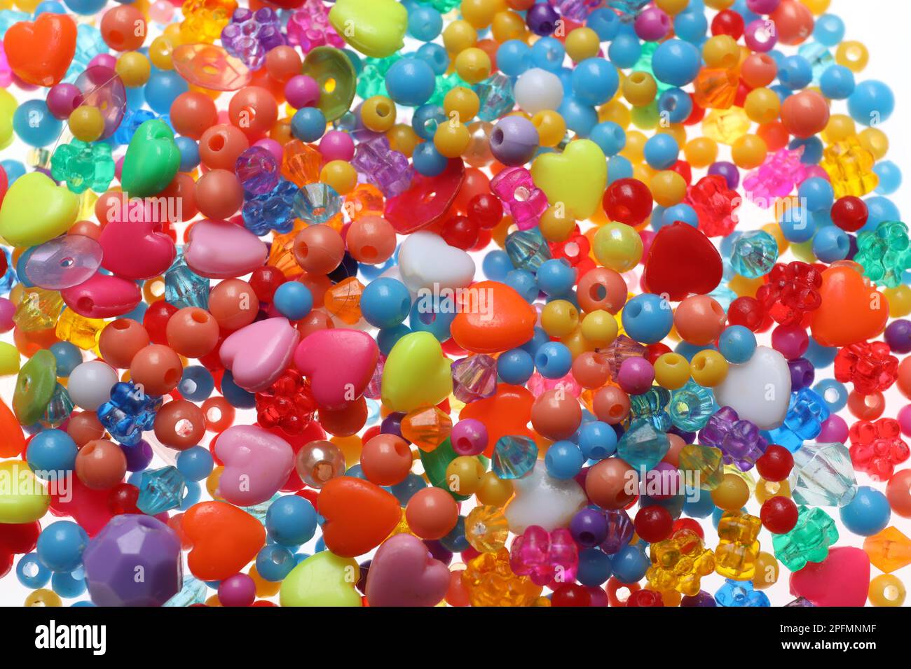 Ein Haufen bunter Perlen als Hintergrund, Nahaufnahme Stockfoto