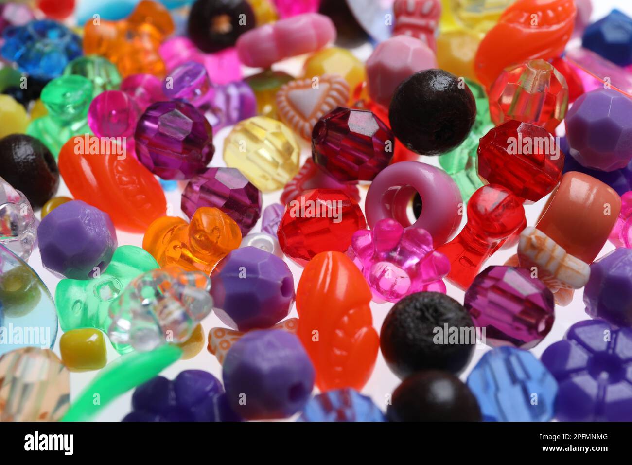 Ein Haufen bunter Perlen als Hintergrund, Nahaufnahme Stockfoto