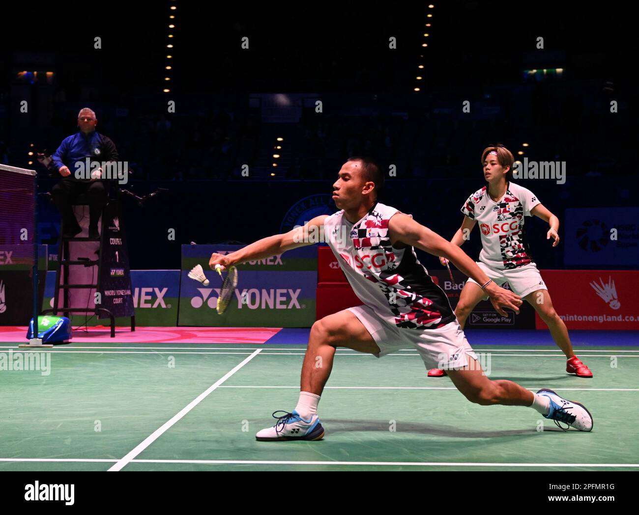 Utilita Arena, Birmingham, Großbritannien. 17. März 2023. 2023 YONEX All England Open Badminton Championships, Quartalsfinale Tag 4; SEO Seung Jae und CHAE Yu Jung gegen Dechapol PUAVARANUKROH und Sapsiree TAERATTANACHAI im gemischten Doppelwettkampf spielt Dechapol PUAVARANUKROH einen Kredit: Action Plus Sports/Alamy Live News Stockfoto