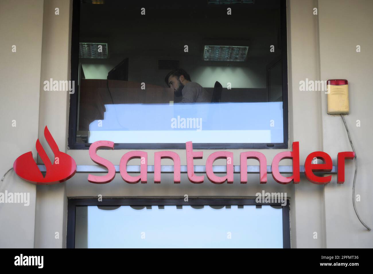 Warschau, Polen. 17. März 2023. Am 17. März 2023 in Warschau, Polen, wird ein Mann bei der Arbeit in einem Büro mit einem Logo der Santander Bank gesehen. (Foto: Jaap Arriens/Sipa USA) Guthaben: SIPA USA/Alamy Live News Stockfoto