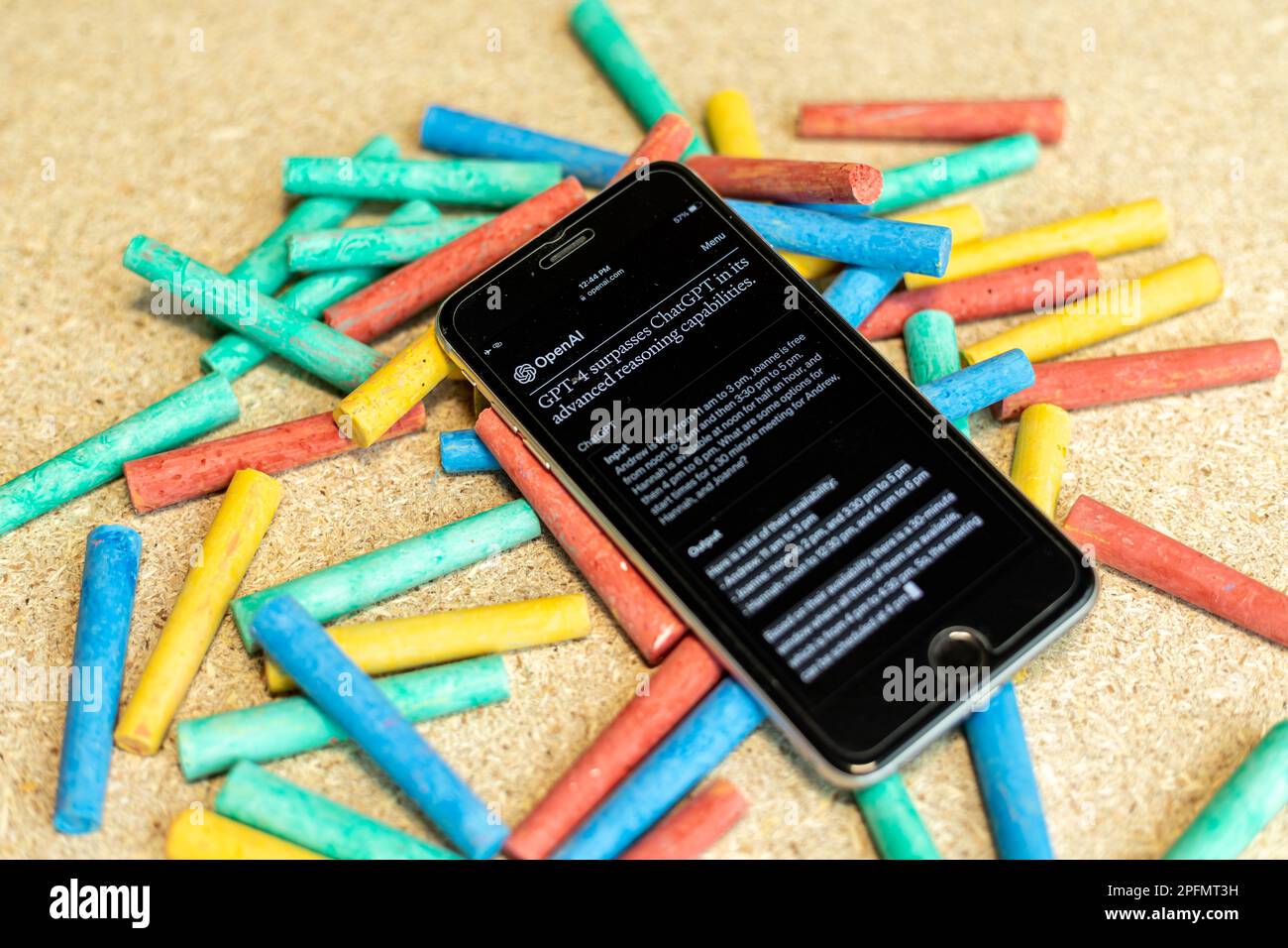 Die OpenAI-Webseite, die auf einem Mobiltelefon mit einem ChatGPT-4 geöffnet wird, übertrifft die Schlagzeile von ChatGPT Stockfoto
