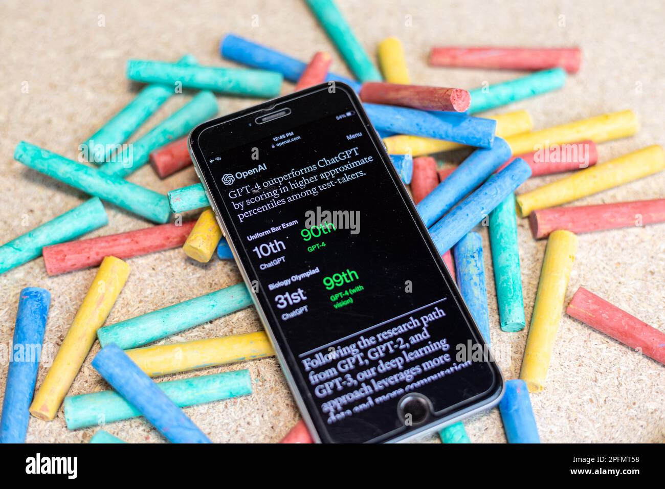 ChatGPT-4 übertrifft ChatGPT, indem es bei Testteilnehmern, die in einem Browser der OpenAI-Website geöffnet sind, höhere ungefähre Perzentile erzielt Stockfoto