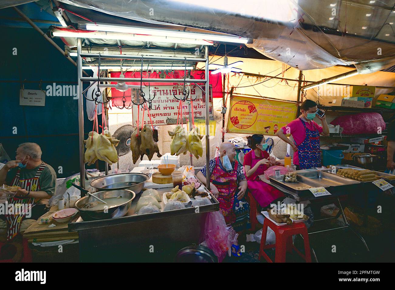 Open-Air-Imbissstände, die pochierten Hühnerreis „khao man Gai“ und andere thailändische Gerichte in einer Seitengasse in Chinatown, Bangkok verkaufen - Januar 2023 Stockfoto