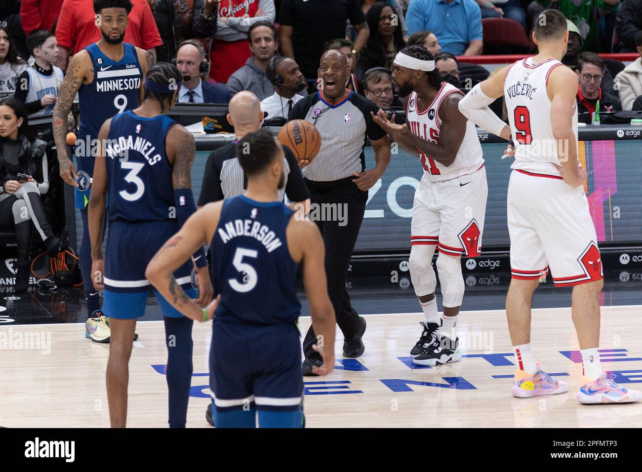 17. März 2023, Chicago, Illinois, USA: Chicago, USA, 17. März 2023: Patrick Beverley (21 Chicago Bulls) streitet mit dem Schiedsrichter während des Spiels zwischen den Chicago Bulls und den Minnesota Timberwolves am Freitag, den 17. März 2023 im United Center, Chicago, USA. (KEINE KOMMERZIELLE NUTZUNG) (Kreditbild: © Shaina Benhiyoun/Sport Press Photo via ZUMA Press) NUR REDAKTIONELLE NUTZUNG! Nicht für den kommerziellen GEBRAUCH! Stockfoto