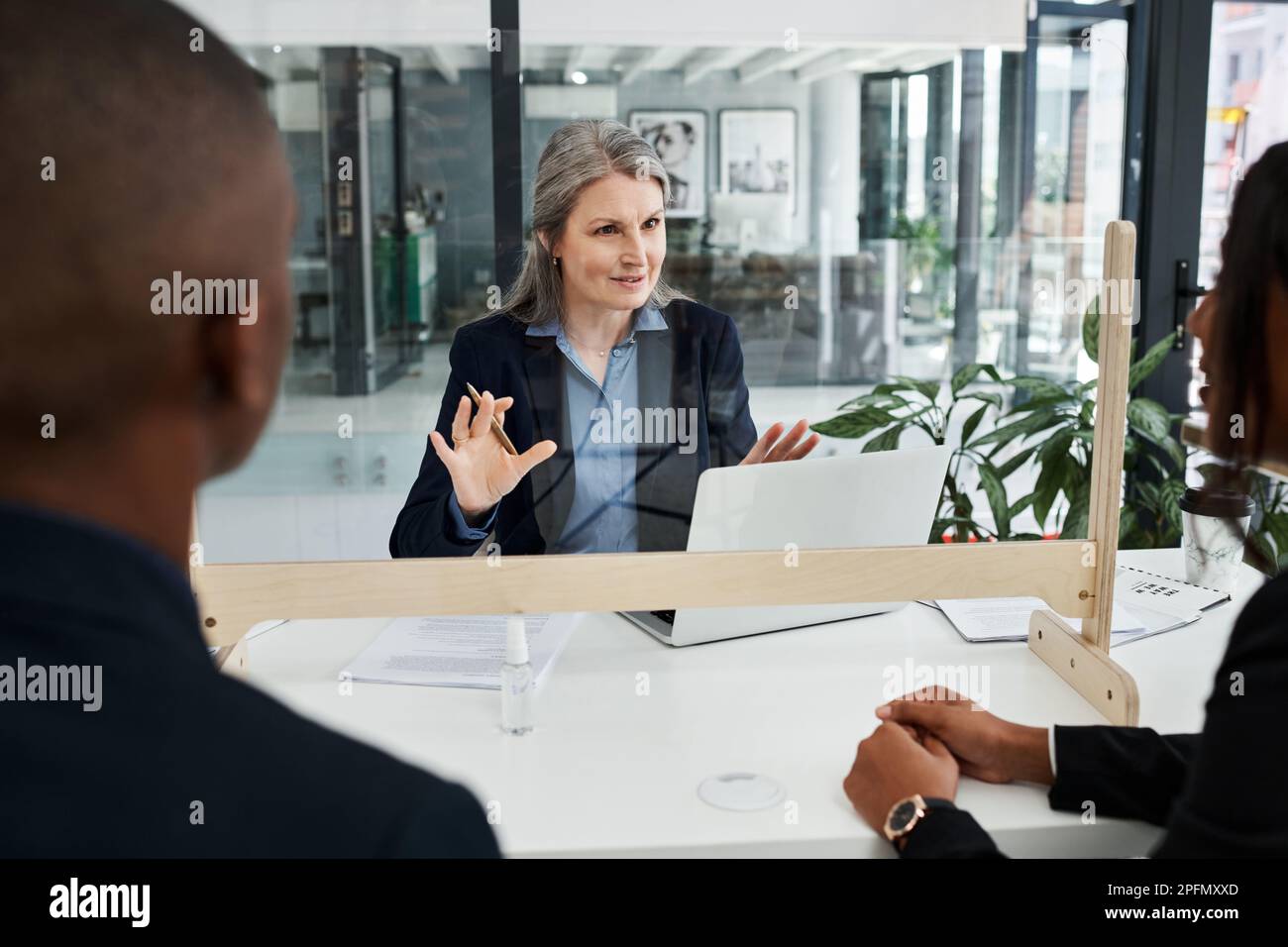 Egal, was das Leben dir gibt, wir haben dich abgedeckt. Eine reife Geschäftsfrau, die ein Treffen mit einem Nieswächter in einem modernen Büro hat. Stockfoto