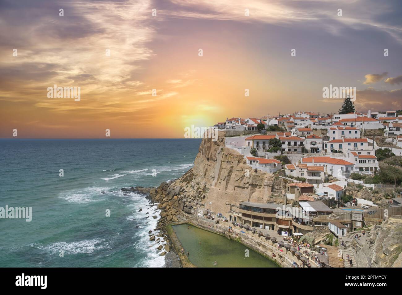 Azenhas do Mar, Colares, in Portugal, Dorf auf den Klippen Stockfoto