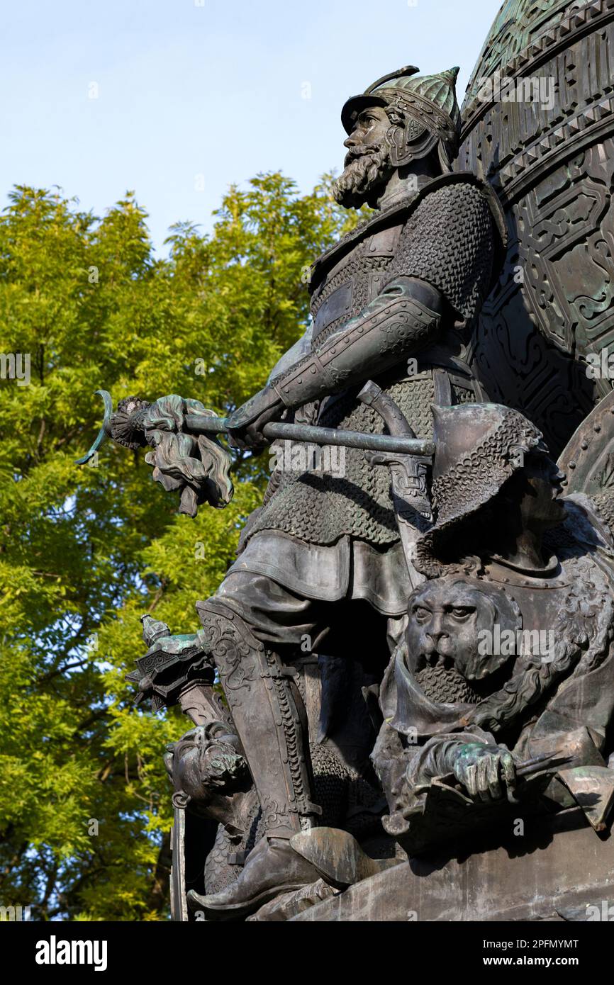 Skulptur von Prinz Dmitry Donskoy auf dem Millennium of Russia Monument (1862) aus nächster Nähe an einem sonnigen Oktobermorgen. Veliky Novgorod, Russland Stockfoto