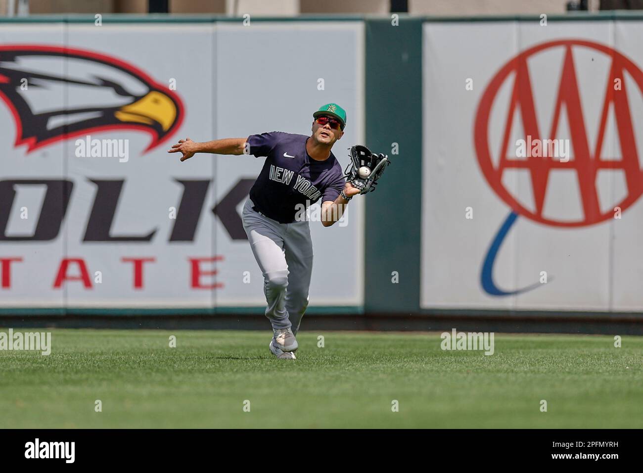 16. MÄRZ 2023, Lakeland FL, USA; New York Yankees Center Fielder Isiah Kiner-Falefa (12) fängt während eines MLB Frühjahrstrainings einen Fliegenball Stockfoto