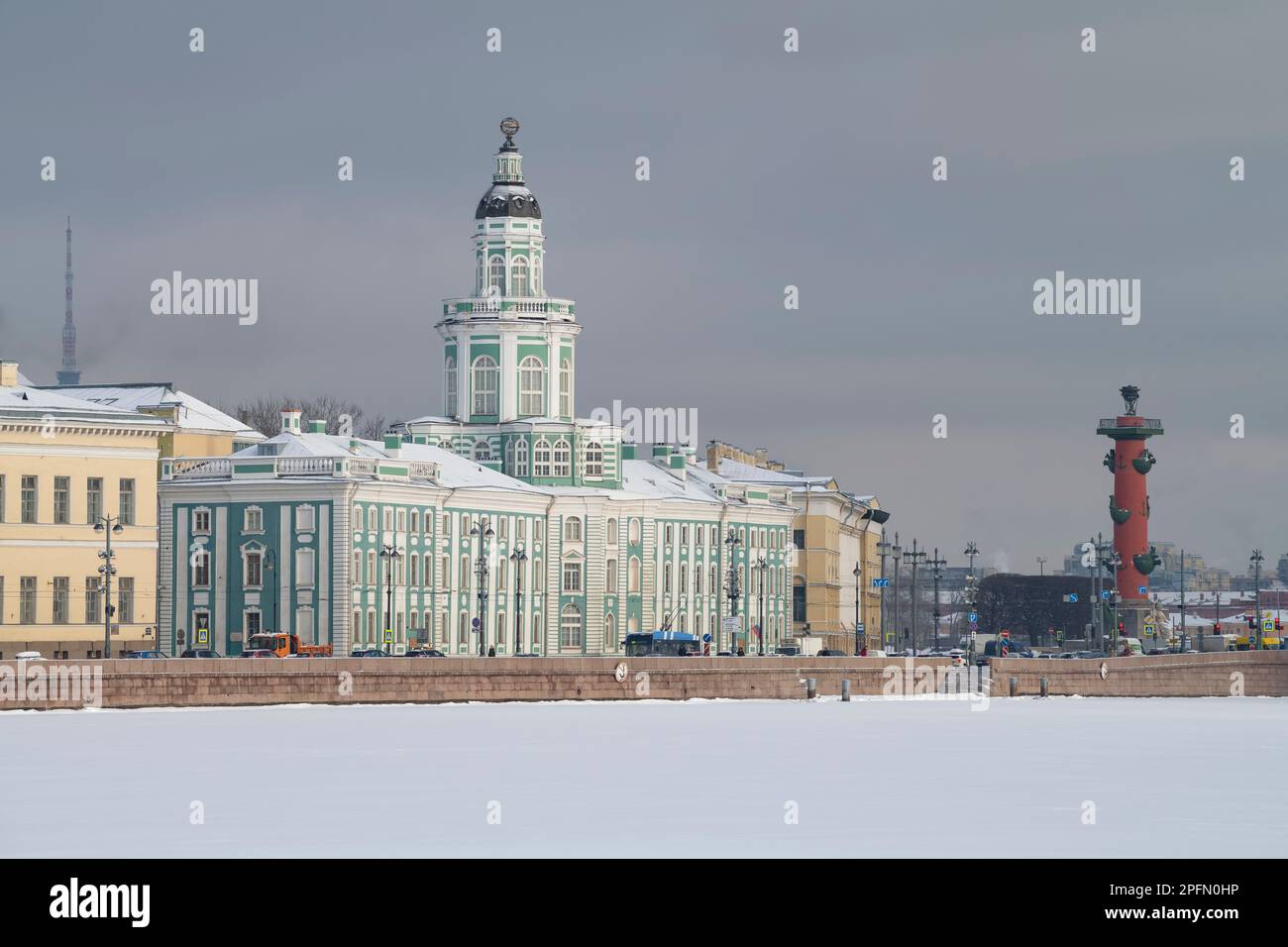 SANKT PETERSBURG, RUSSLAND - 06. MÄRZ 2023: Blick auf das antike Gebäude der Kunstkamera und die südliche Rostralsäule an einem wolkigen Tag im März Stockfoto