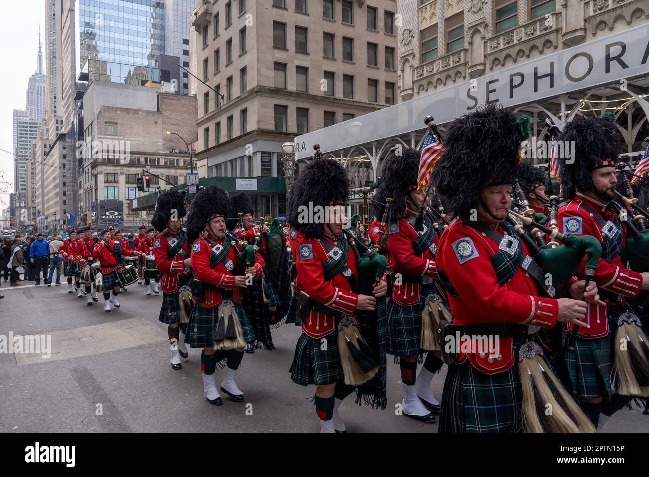 New York, Usa. 17. März 2023. Mitglieder der New York City Feuerwehr Emerald Society Pipes & Drums marschieren im St. Patrick's Day Parade entlang der 5. Avenue in New York City. Kredit: SOPA Images Limited/Alamy Live News Stockfoto