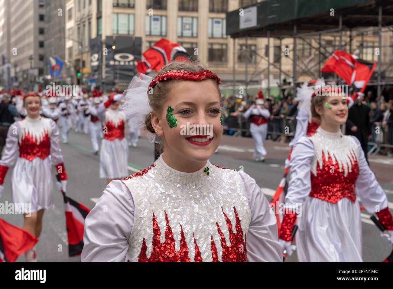 New York, Usa. 17. März 2023. Mitglieder der Clark County R-1 High School Marching Band aus Kahoka, Missouri, marschieren im St. Patrick's Day Parade entlang der 5. Avenue in New York City. (Foto: Ron Adar/SOPA Images/Sipa USA) Guthaben: SIPA USA/Alamy Live News Stockfoto