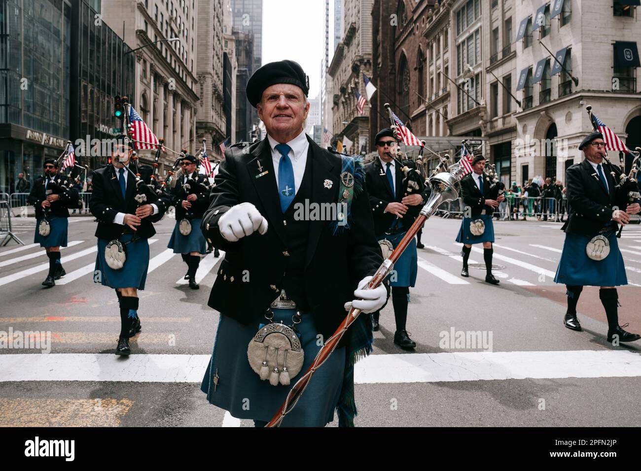 New York, Usa. 17. März 2023. Eine Marschkapelle in passenden Kilts tritt während der jährlichen St. Patrick's Day Parade in New York City. Die Saint Patrick's Day Parade in New York ist die größte Parade der Welt. Kredit: SOPA Images Limited/Alamy Live News Stockfoto