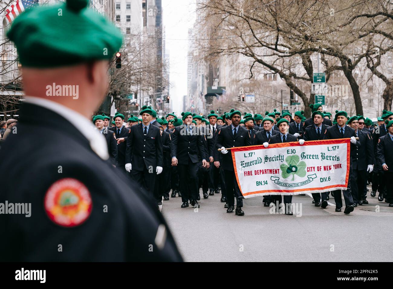 New York, Usa. 17. März 2023. Feuerwehrleute tragen traditionelle grüne Baskenmützen, wenn sie die Fifth Avenue entlang der jährlichen St. Patrick's Day Parade in New York City. Die Saint Patrick's Day Parade in New York ist die größte Parade der Welt. Kredit: SOPA Images Limited/Alamy Live News Stockfoto