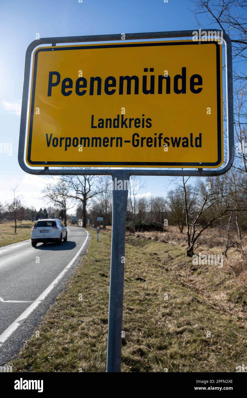 16. März 2023, Mecklenburg-Vorpommern, Peenemünde: Blick auf das Stadteingangsschild Peenemünde auf der Insel Usedom. Peenemünde wurde von 1936 bis 1945 berühmt für die Versuchsstation Peenemünde-Ost der Armee und die Teststation Peenemünde-West der Luftwaffe. Der massive Einsatz von Zwangsarbeitern, KZ-Gefangenen und Kriegsgefangenen machte den Bau der Testeinrichtungen und die spätere Massenproduktion der V 2-Rakete möglich. Von 1937 bis 1945 war Wernher von Braun technischer Direktor der Army Experimental Station. Foto: Stefan Sauer/dpa Stockfoto