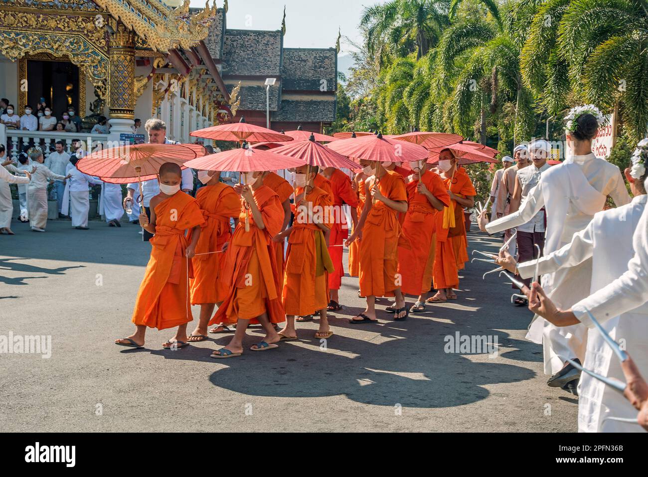 Mönche und Fingernageltänzer, Bestattungszeremonie von Wat Phra Singh, Chiang Mai Thailand Stockfoto