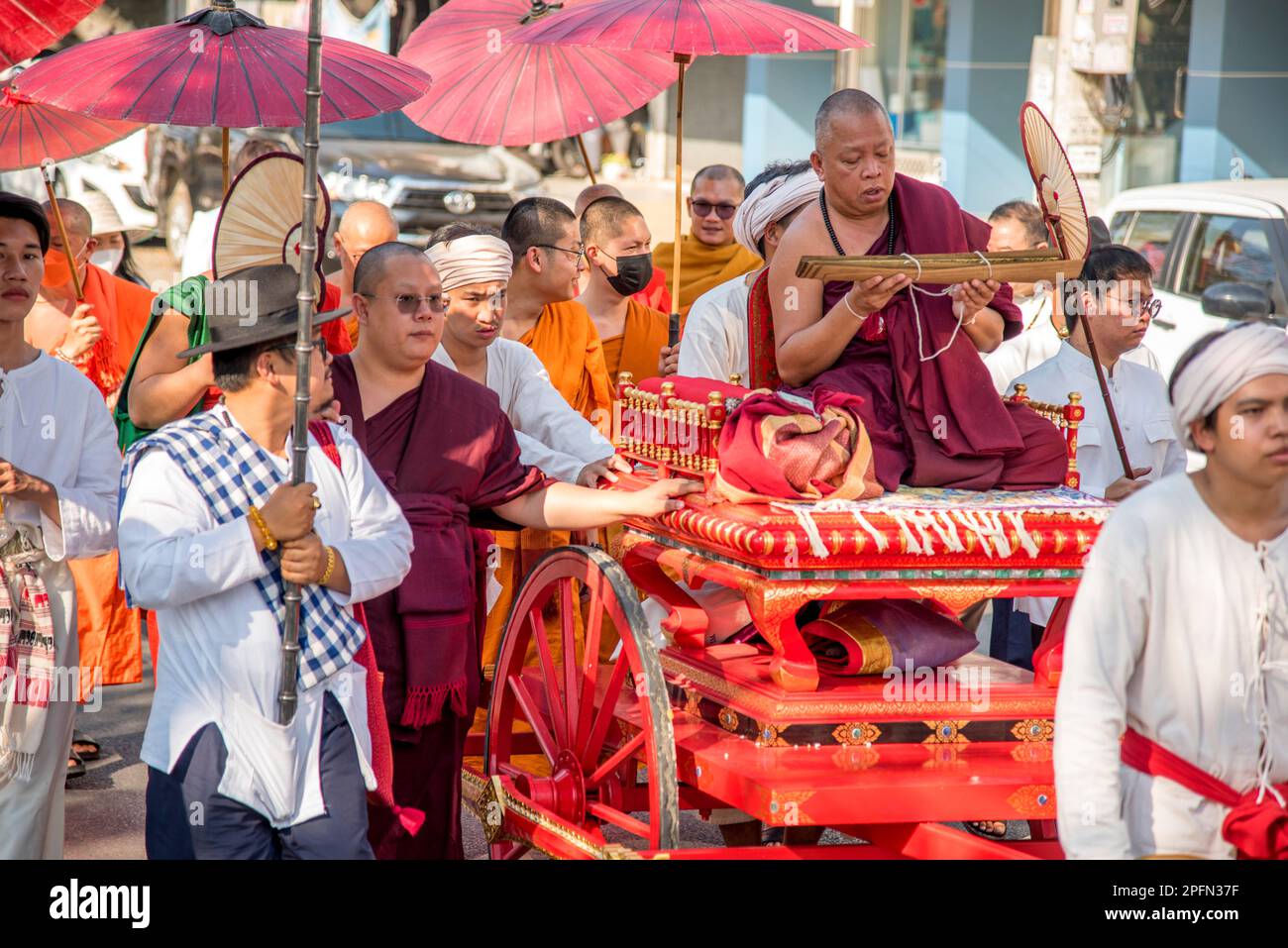 Trauer und Mönche, Beerdigungsprozession von Wat Phra Singh, Chiang Mai Thailand Stockfoto