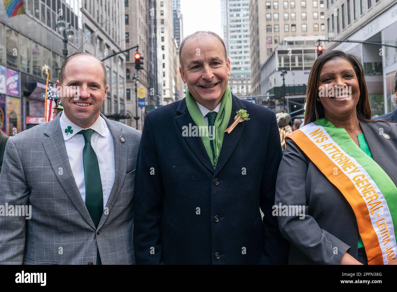 New York, USA. 17. März 2023. Staatssenator Timothy Kennedy, Micheal Martin Tanaiste und Minister für auswärtige Angelegenheiten und Verteidigung, Generalstaatsanwalt Letitia James, nehmen jährlich an der St. Patrick's Day Parade auf der 5. Avenue in New York am 17. März 2023. (Foto: Lev Radin/Sipa USA) Guthaben: SIPA USA/Alamy Live News Stockfoto