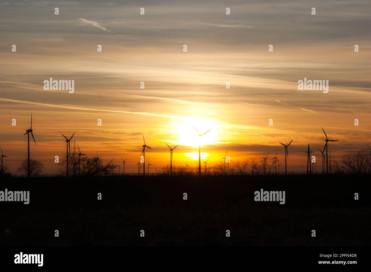 Sonnenaufgang im Windpark Stockfoto