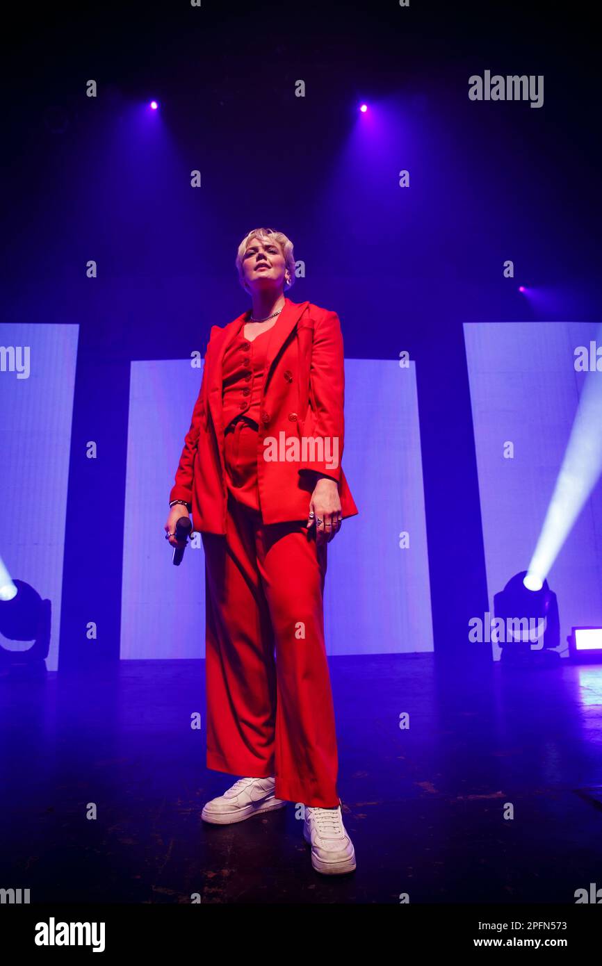 Toronto, Kanada. 17. März 2023. Die australisch-amerikanische Sängerin Betty, die in einem roten Anzug mit einem Mikrofon auf der Bühne auftritt. Kredit: Bobby Singh/Alamy Live News Stockfoto