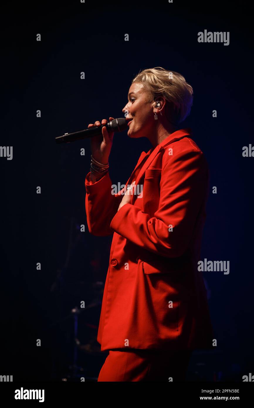 Toronto, Kanada. 17. März 2023. Die australisch-amerikanische Sängerin Betty, die in einem roten Anzug mit einem Mikrofon auf der Bühne auftritt. Kredit: Bobby Singh/Alamy Live News Stockfoto