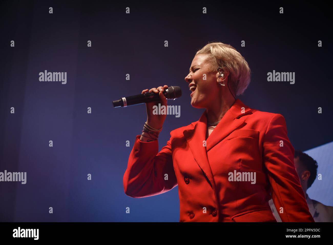 Toronto, Kanada. 17. März 2023. Die australisch-amerikanische Sängerin Betty, die in einem roten Anzug mit einem Mikrofon auf der Bühne auftritt. Kredit: Bobby Singh/Alamy Live News Stockfoto